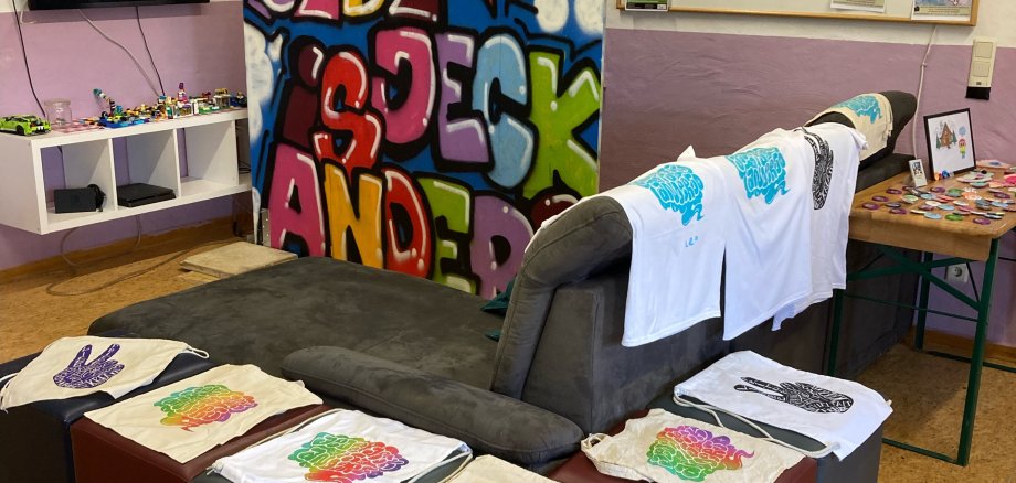 Raum mit bunt bedruckten T-Shirts