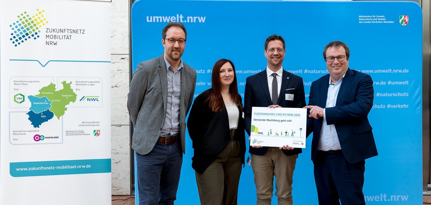 Zukunftsnetz Mobilität NRW „Fußverkehrs-Checks NRW 2025“ am 09.04.2025
im Ministerium für Umwelt, Naturschutz und Verkehr Urkundenübergabe an die Gewinnerkommune durch Oliver Krischer, Minister für Umwelt, Naturschutz und Verkehr NRW. © Smilla Zukunftsnetz Mobilität NRW „Fußverkehrs-Checks NRW 2025“ am 09.04.2025
im Ministerium für Umwelt, Naturschutz und Verkehr Urkundenübergabe an die Gewinnerkommune durch Oliver Krischer, Minister für Umwelt, Naturschutz und Verkehr NRW. © Smilla