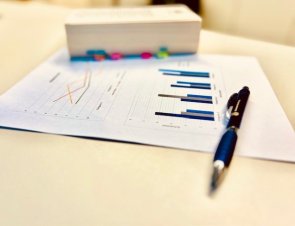 Diagramme, Stift. Buch