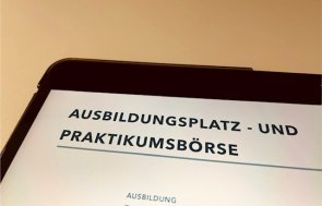 Tablet auf dem die Ausbildungsplatzbörse zusehen ist