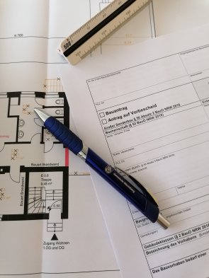 bauplan mit einem stift oben drauf
