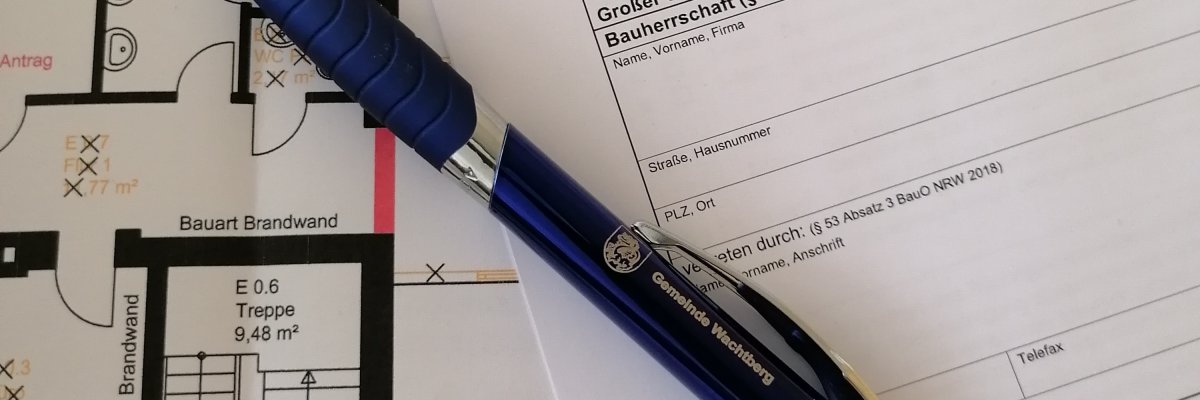 bauplan mit einem stift oben drauf