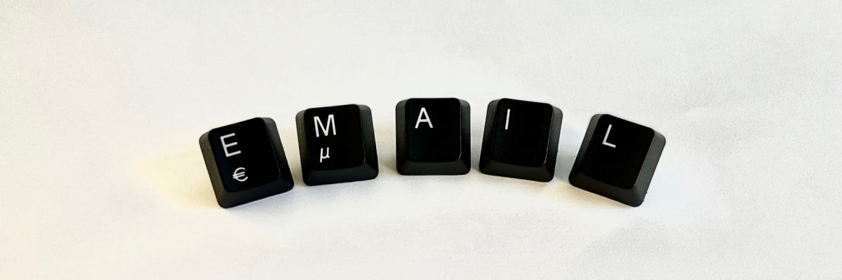 Tastaturtasten, die das Wort Email ergeben