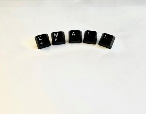 Tastaturtasten, die das Wort Email ergeben