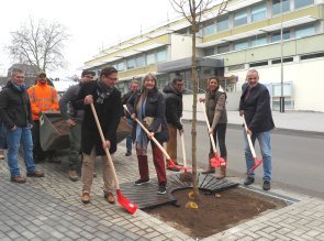 Der Bürgermeister und seine Vertreter mit einer Schaufel in der Hand