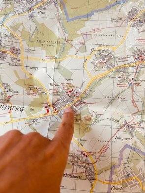 Ein Finger der auf den Wachtberger Ortsplan zeigt