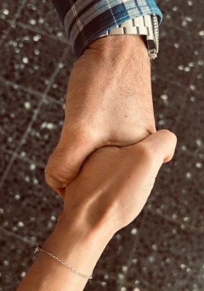 zwei personen geben sich die hand 