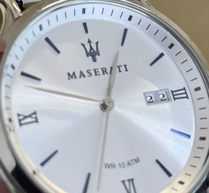 Eine Armbanduhr der Marke Maserati