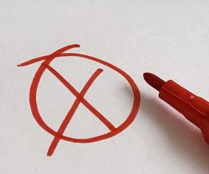 Ein Wahlkreuz und ein roter Stift