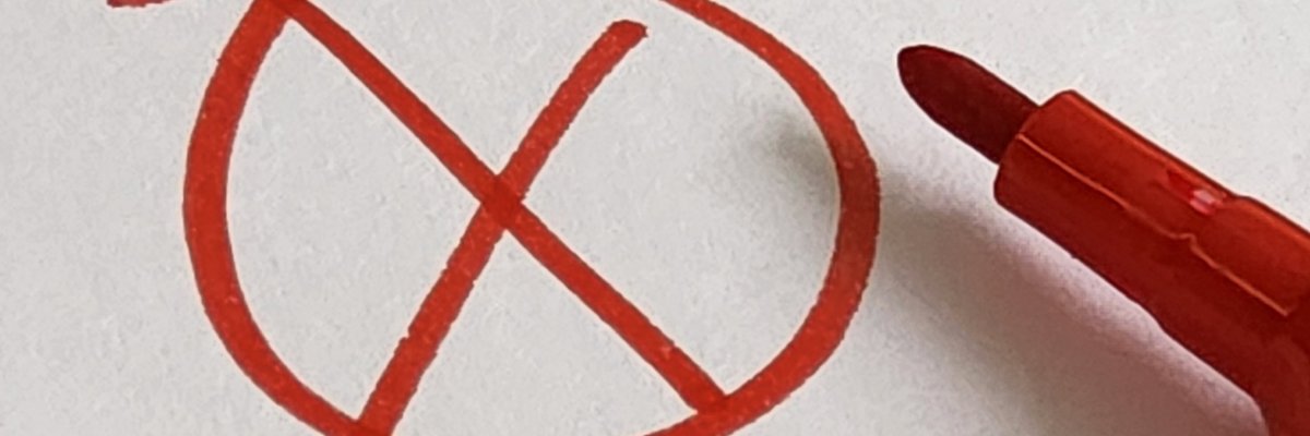 Ein Wahlkreuz und ein roter Stift