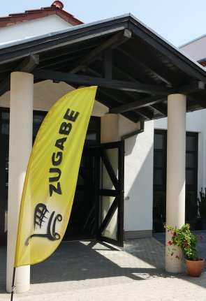 ZUGABE-Fahne vor dem Eingang der ZUGABE