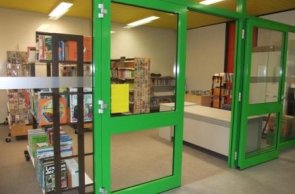 Schulbücherei Berkum: Hinter der Glastür beginnt das Leseparadies. (Foto: Privat)