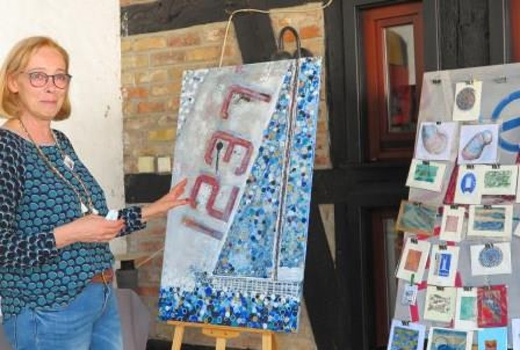 Kunstvoll mit u.a. Arbeiten auf/mit originalem Segeltuch von Corinna Relles. (Foto: Gemeinde Wachtberg/mm)