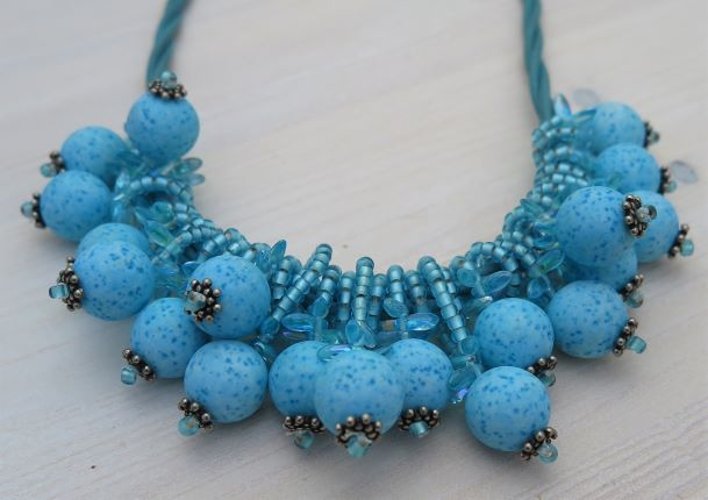 Kulturgarten – u.a. mit Schmuck von Ulrike Brücken. (Foto: Gemeinde Wachtberg/mm)