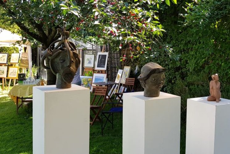 Kulturgarten – u.a. mit skurrilen Köpfen von Gudrun Rosenberg. (Foto: Gemeinde Wachtberg/mm)