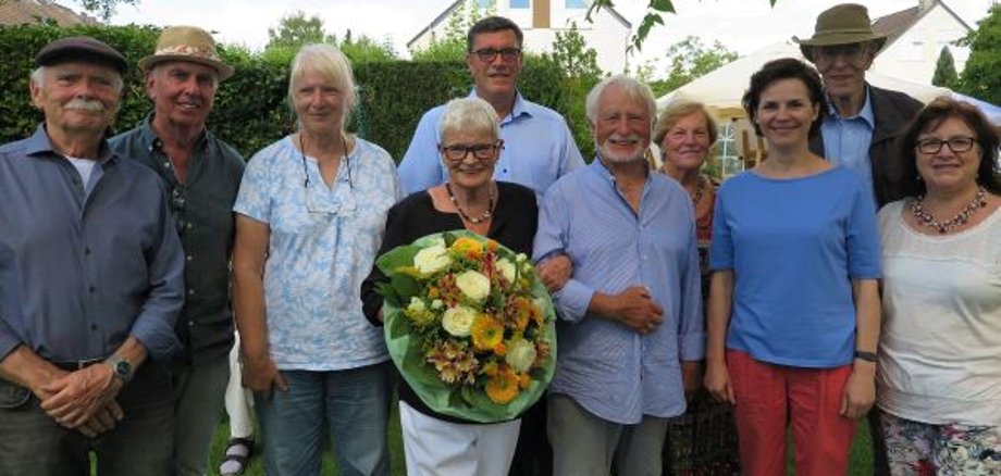 Gudrun Rosenberg (Mitte, dahinter Volker Gütten) mit ihrer Künstlergruppe: (v.l.) E. Frandsen, J. Kemp, O. Lohse-Schlößler und H.-J. Döring, H. Auen-Kühlwetter, S. Bragina, H. Pilger, U. Brücken. (Foto: Gemeinde Wachtberg/mm)