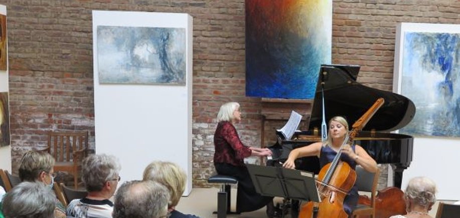 Zu Beginn spielte Natalia Kazakova nicht auf dem Cello, sondern auf der Campanula. (Foto: Gemeinde Wachtberg/mm)