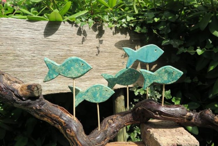 Fische aus Ton auf knorrigem Rebholz von Rita Heinrichs. (Foto: Gemeinde Wachtberg/mm)