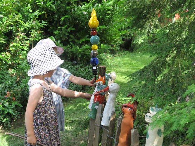Das begeisterte die Kinder – lustige Zaunfiguren von Rita Heinrichs. (Foto: Gemeinde Wachtberg/mm)