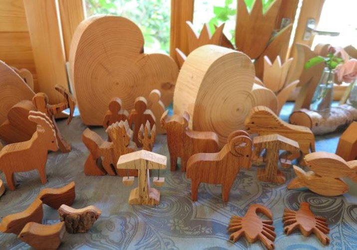 Vielfältig – Sternzeichen aus Holz von Rainer Netterscheidt. (Foto: Gemeinde Wachtberg/mm)