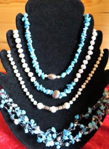 Schmuck aus Edelsteinen von Ilona Unger. (Foto: Gemeinde Wachtberg/mm)