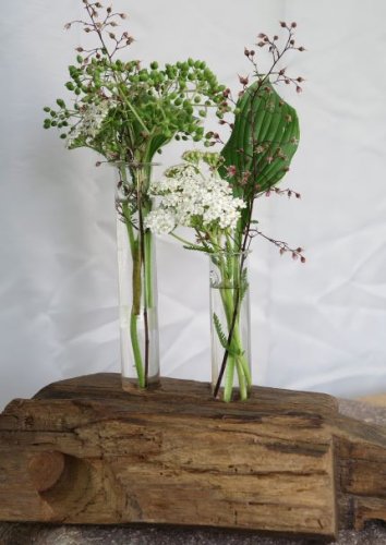 Altes Eichenholz und feines Glas – Vase mit rustikalem Fuß von Werner Sieburg. (Foto: Gemeinde Wachtberg/mm)