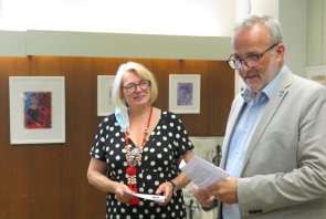 Bürgermeister Jörg Schmidt freute sich mit Maria Kontz über die seit Corona nun wieder erste Ausstellung im Rathaus. (Foto: Gemeinde Wachtberg/mm)