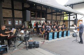 Die Blue Moods Big Band beim Sommerabendkonzert im Innenhof des Köllenhofs. (Foto: Gemeinde Wachtberg/mm)