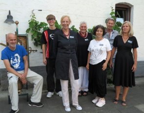 Schwarzmalerei – m. (v.l.) Michael Thomas, Leon Windolf, Corinna Relles, Sabine Güster, Catherin Klausch, Dave Deighton und Susanne Feldes. (Foto: Gemeinde Wachtberg/mm)