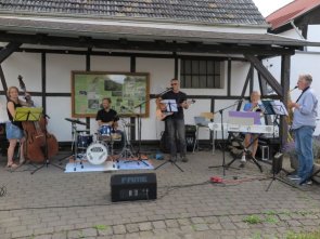 Musikalisches Picknick mit der Band „Rott Music“ auf dem Dorfplatz in Villiprott. (Foto: Gemeinde Wachtberg/mm)