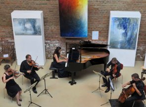 Das Antares Quartett mit (v.l.) Elisa und Robert Wittbrodt, Axel Steinkamp sowie Tobias Wollgarten begeisterte mit Gabriela Pullen am Klavier das Publikum. (Foto: Gemeinde Wachtberg/mm)