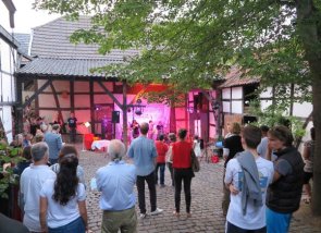 Rock im Hof – in der schönen Fachwerkanlage von Küper-Reber. (Foto: Gemeinde Wachtberg/mm)