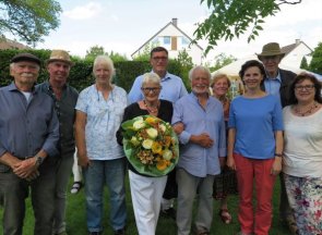 Gudrun Rosenberg (Mitte, dahinter Volker Gütten) mit ihrer Künstlergruppe: (v.l.) E. Frandsen, J. Kemp, O. Lohse-Schlößler und H.-J. Döring, H. Auen-Kühlwetter, S. Bragina, H. Pilger, U. Brücken. (Foto: Gemeinde Wachtberg/mm)