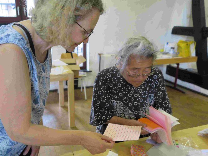 Workshop – „Welches Papier nehme ich denn?“. (Foto: Gemeinde Wachtberg/mm) 