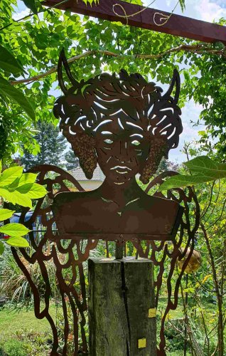 Ein Faun – Holzarbeit von Horst Sülzen. (Foto: Gemeinde Wachtberg/mf)