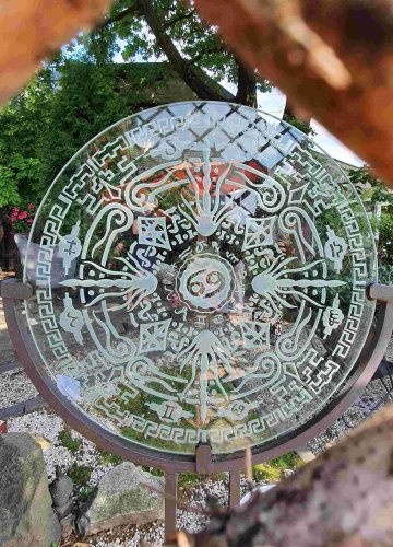 Glasscheibe mit feinen Motiven, sandgestrahlt - von Horst Sülzen. (Foto: Gemeinde Wachtberg/mf)