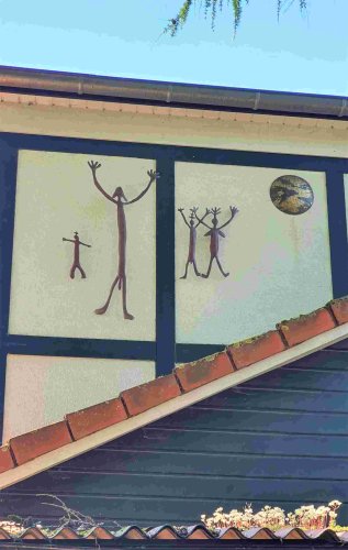 Lustige Figuren, Höhlenzeichnungen ähnlich, an der Hauswand. (Foto: Gemeinde Wachtberg/mf)