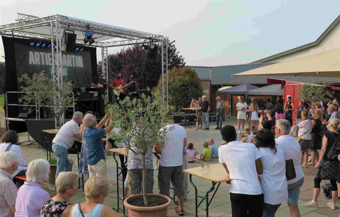 Artie Martin & Band – Feel-Good-Ambiente an der Marktscheune. (Foto: Gemeinde Wachtberg/mm)
