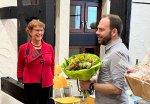 Partnerschaftsverein: Der neue Vorsitzende Sebastian Engels dankt seiner Vorgängerin Bernadette Conraths für die hervorragende Arbeit (Foto: Privat)