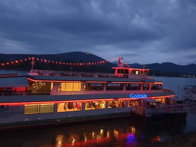 Abschlussfest auf dem Rheinschiff Godesia. (Foto: Partnerschaftsverein Wachtberg)