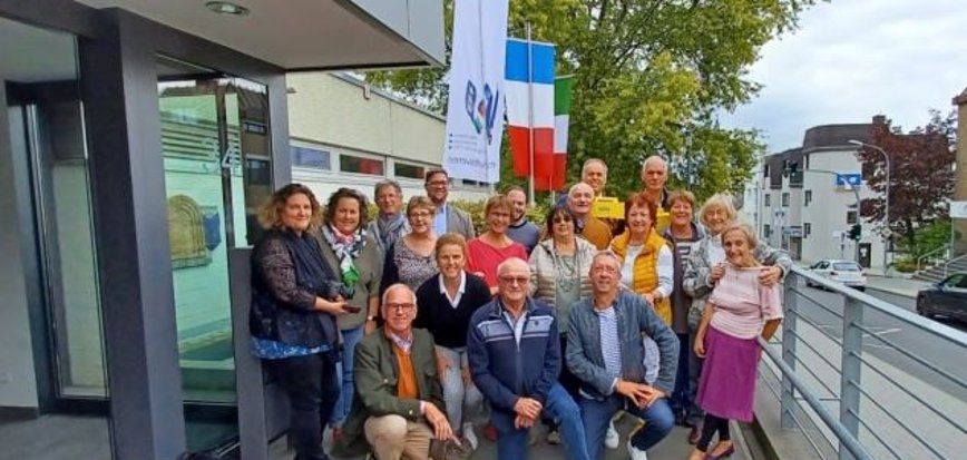 Die Vorstände der deutschen, französischen und italienischen Partnerschaftsvereine vorm Wachtberger Rathaus. (Foto: Partnerschaftsverein Wachtberg)