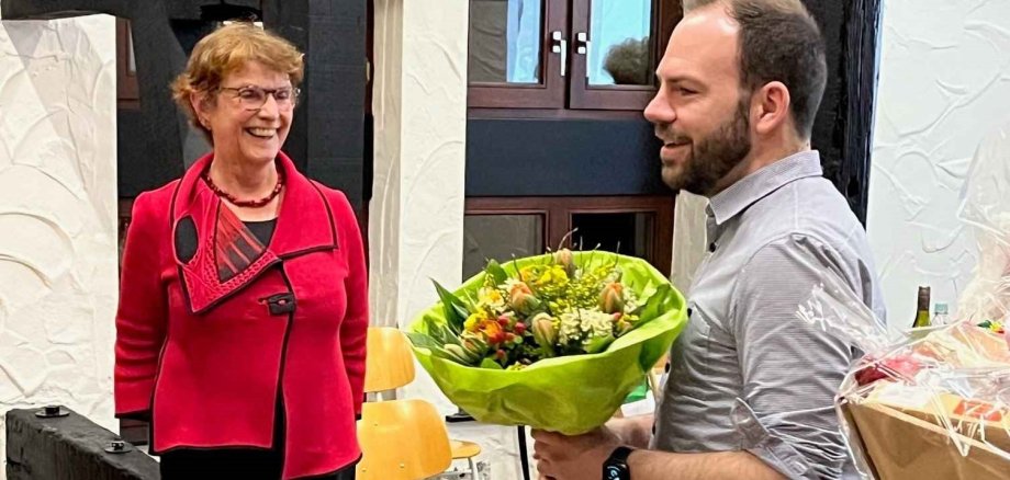 Partnerschaftsverein: Der neue Vorsitzende Sebastian Engels dankt seiner Vorgängerin Bernadette Conraths für die hervorragende Arbeit (Foto: Privat)