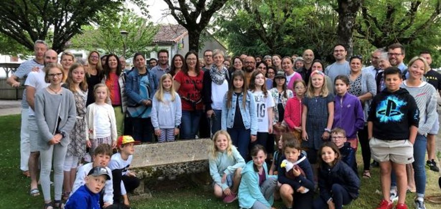 Partnerschaftsverein: Dreizehn Wachtberger Grundschulkinder, ihre Eltern und Lehrerinnen beim Treffen in der französischen Partnergemeinde La Villedieu du Clain. (Foto: Martina Linten)