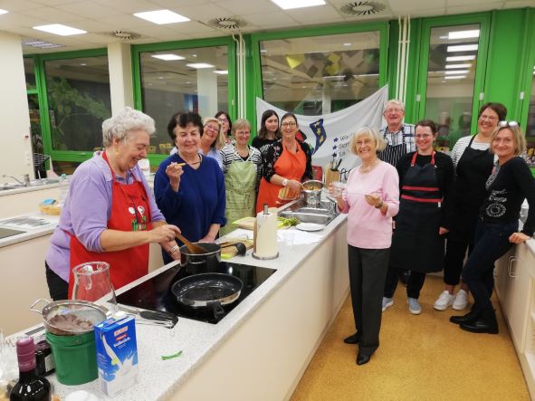 Partnerschaftsverein Wachtberg - französisch Kochen mit Heidi Rusnak (2.v.l.)  (Foto: Privat)