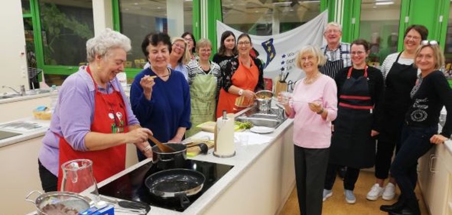 Partnerschaftsverein Wachtberg - französisch Kochen mit Heidi Rusnak (2.v.l.)  (Foto: Privat)