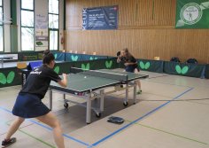 Die Tischtennisspielerinnen des TTC Fritzdorf freuen sich über die perfekten Wettkampfbedingungen in der Turnhalle Fritzdorf. (Foto: Gemeinde Wachtberg/mm)