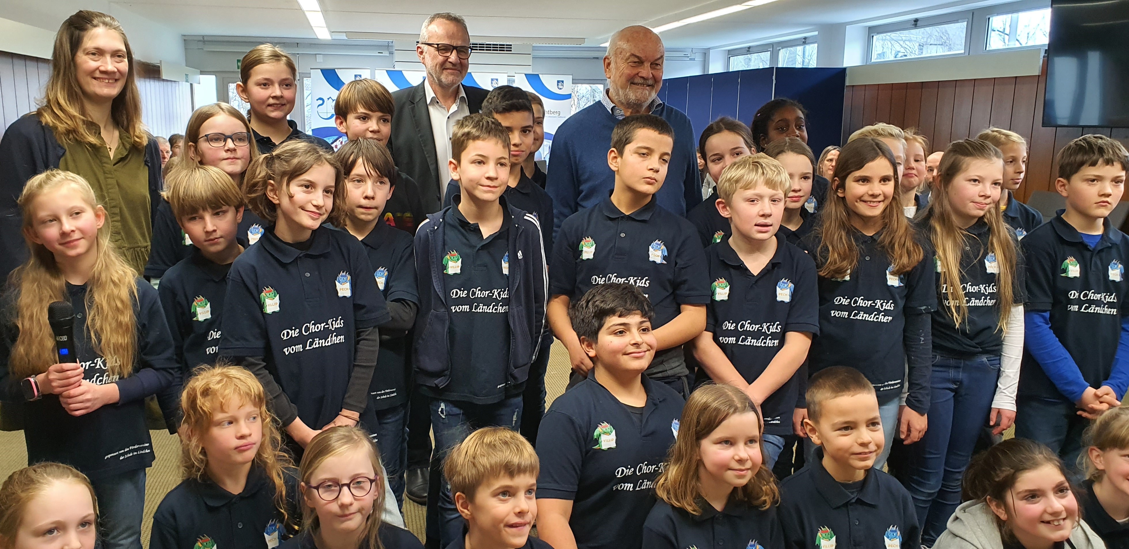 Käpt’n Book: Die Chor Kids vom Ländchen bedankten sich bei den Sponsoren mit einer musikalischen Darbietung. (Foto: Gemeinde Wachtberg/mf)