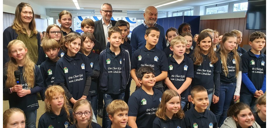 Käpt’n Book: Die Chor Kids vom Ländchen bedankten sich bei den Sponsoren mit einer musikalischen Darbietung. (Foto: Gemeinde Wachtberg/mf)