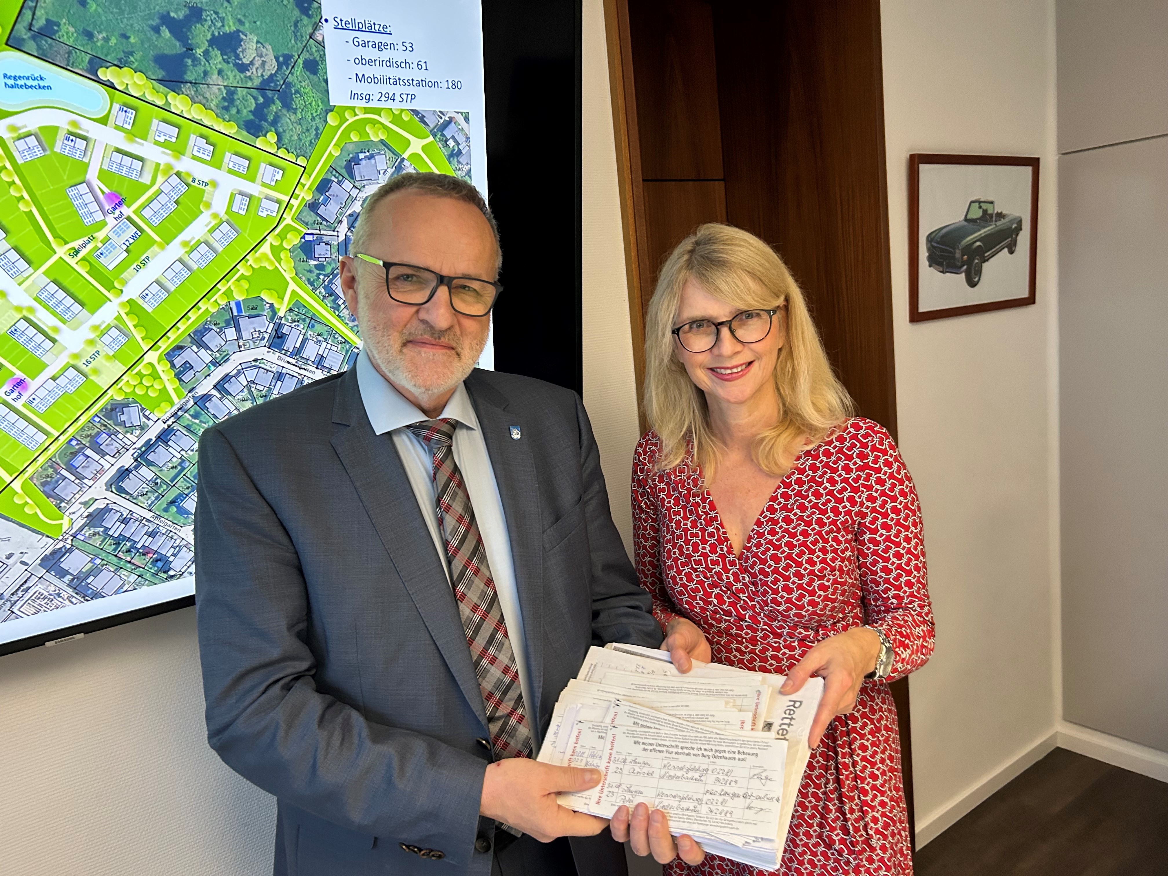 Petra Vieten überreicht Bürgermeister Jörg Schmidt „fast 2000 Unterschriften“. 