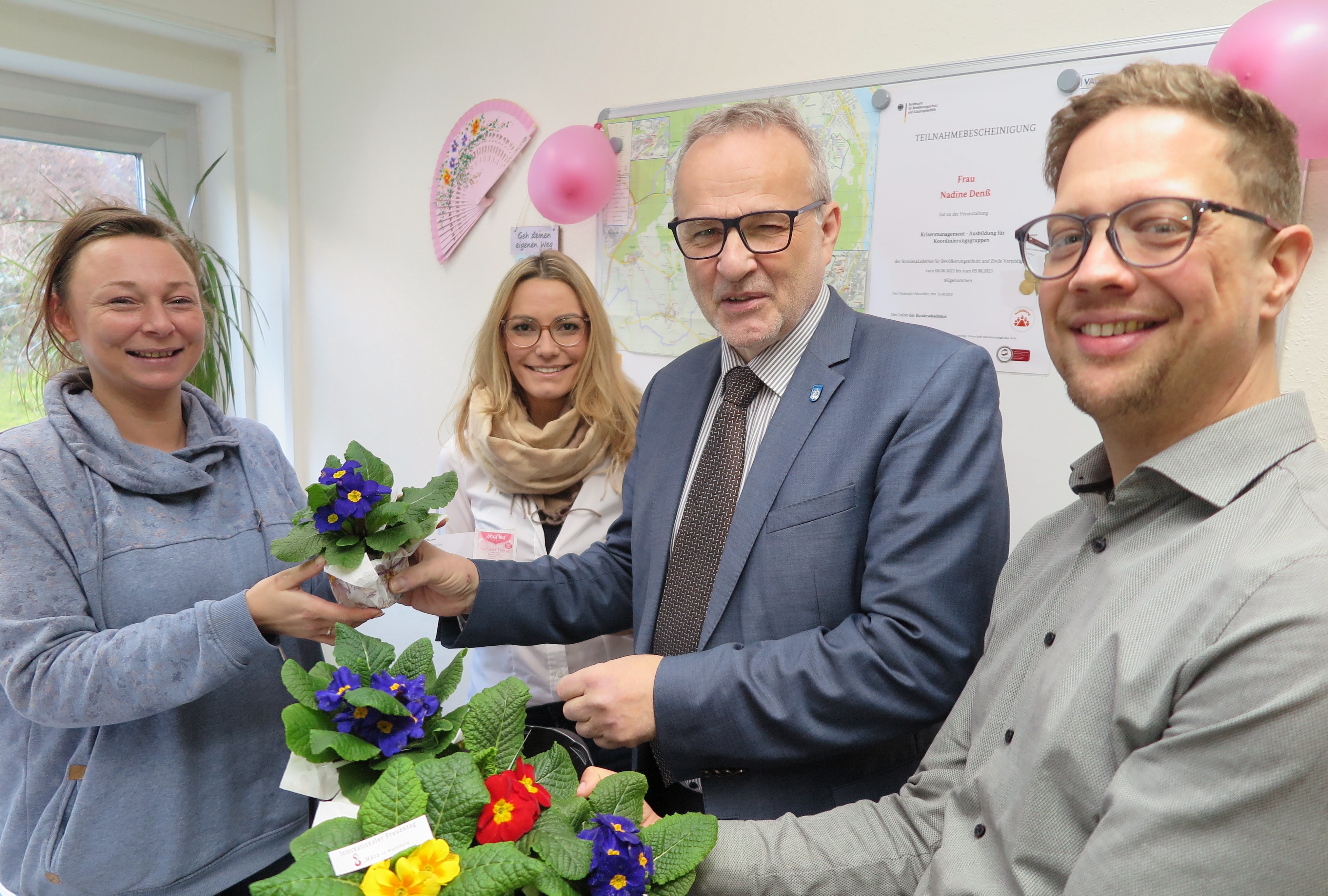 Bürgermeister Jörg Schmidt (2.v.r.), Beigeordneter Swen Christian (r.) und Gleichstellungsbeauftragte Tamara Schneider (2.v.l.) überreichen den Rathaus-Mitarbeiterinnen ein blumiges „Dankeschön“. Bürgermeister Jörg Schmidt (2.v.r.), Beigeordneter Swen Christian (r.) und Gleichstellungsbeauftragte Tamara Schneider (2.v.l.) überreichen den Rathaus-Mitarbeiterinnen ein blumiges „Dankeschön“.